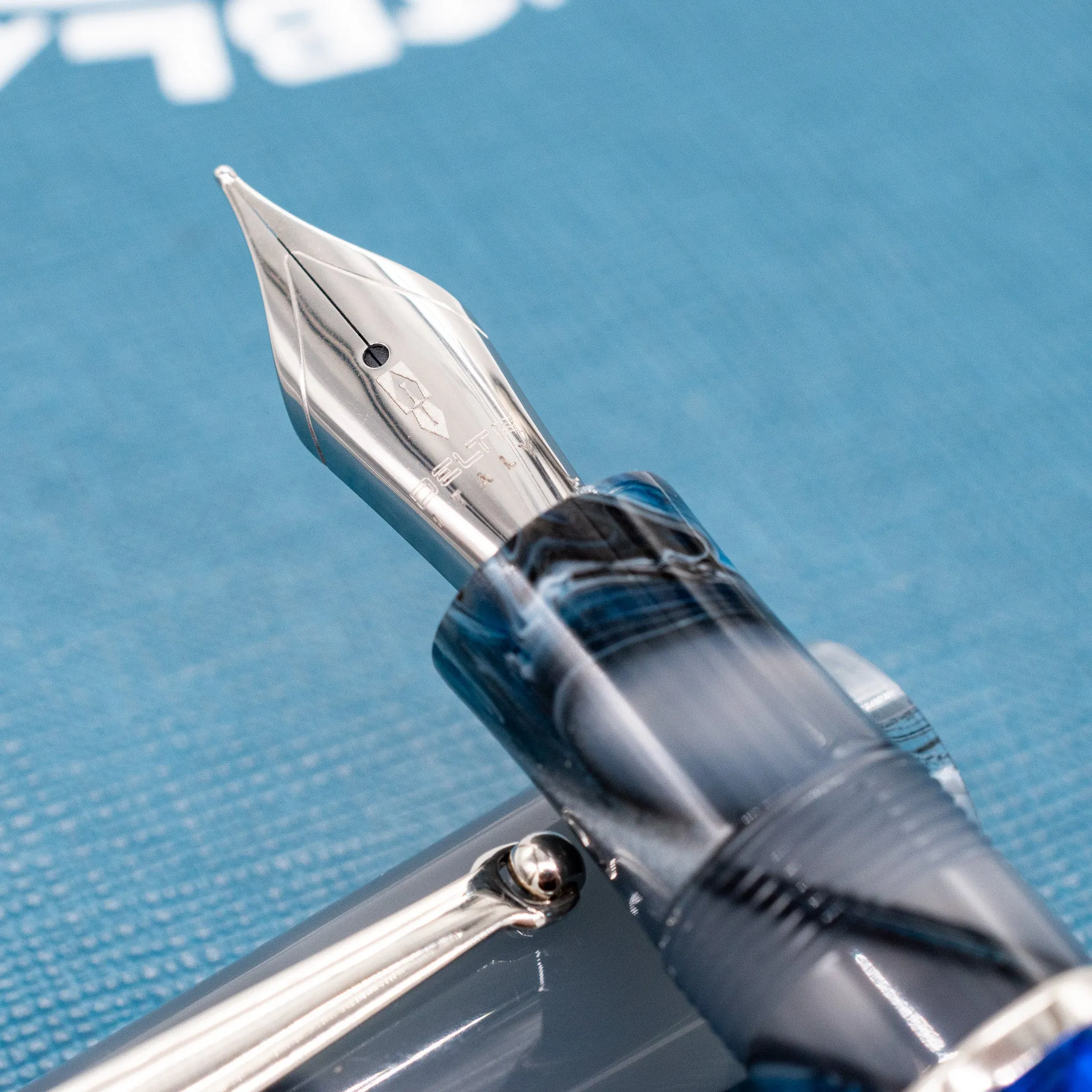 Delta Duna Fountain Pen - Grey Reflex with Palladium Trim