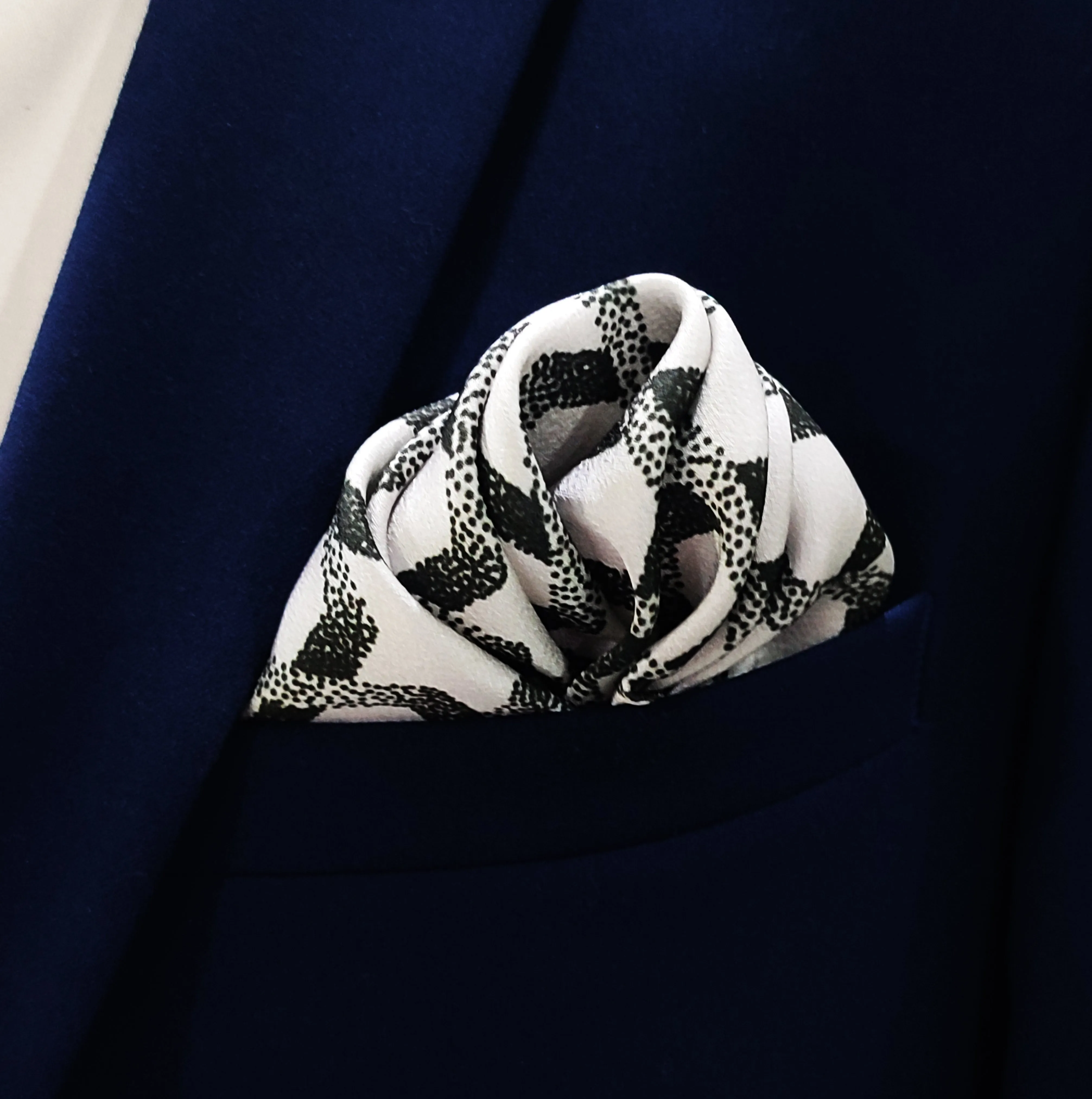 INFINITE GEOMETRIC LOOP – SILK POCKET SQUARES