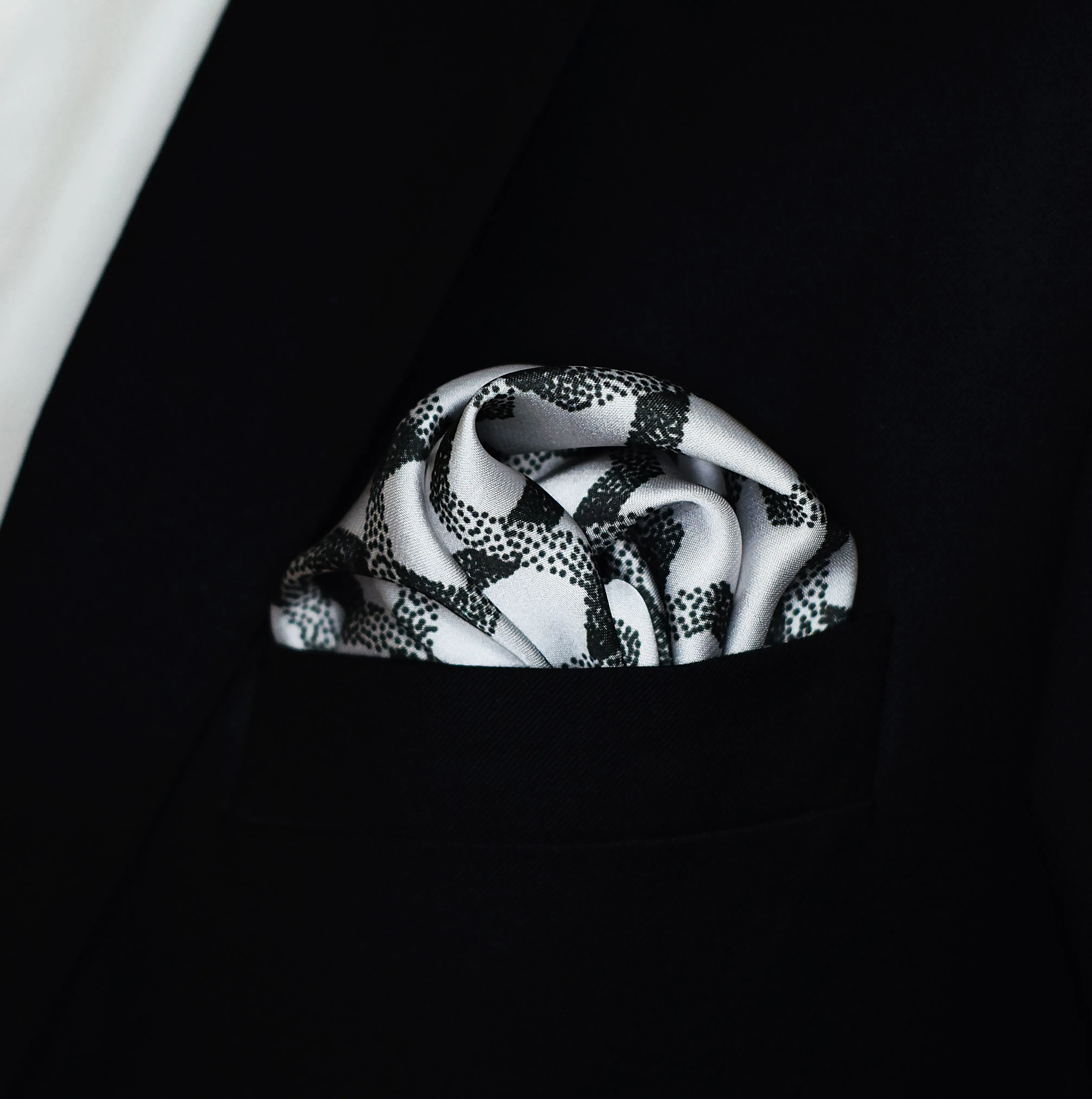 INFINITE GEOMETRIC LOOP – SILK POCKET SQUARES