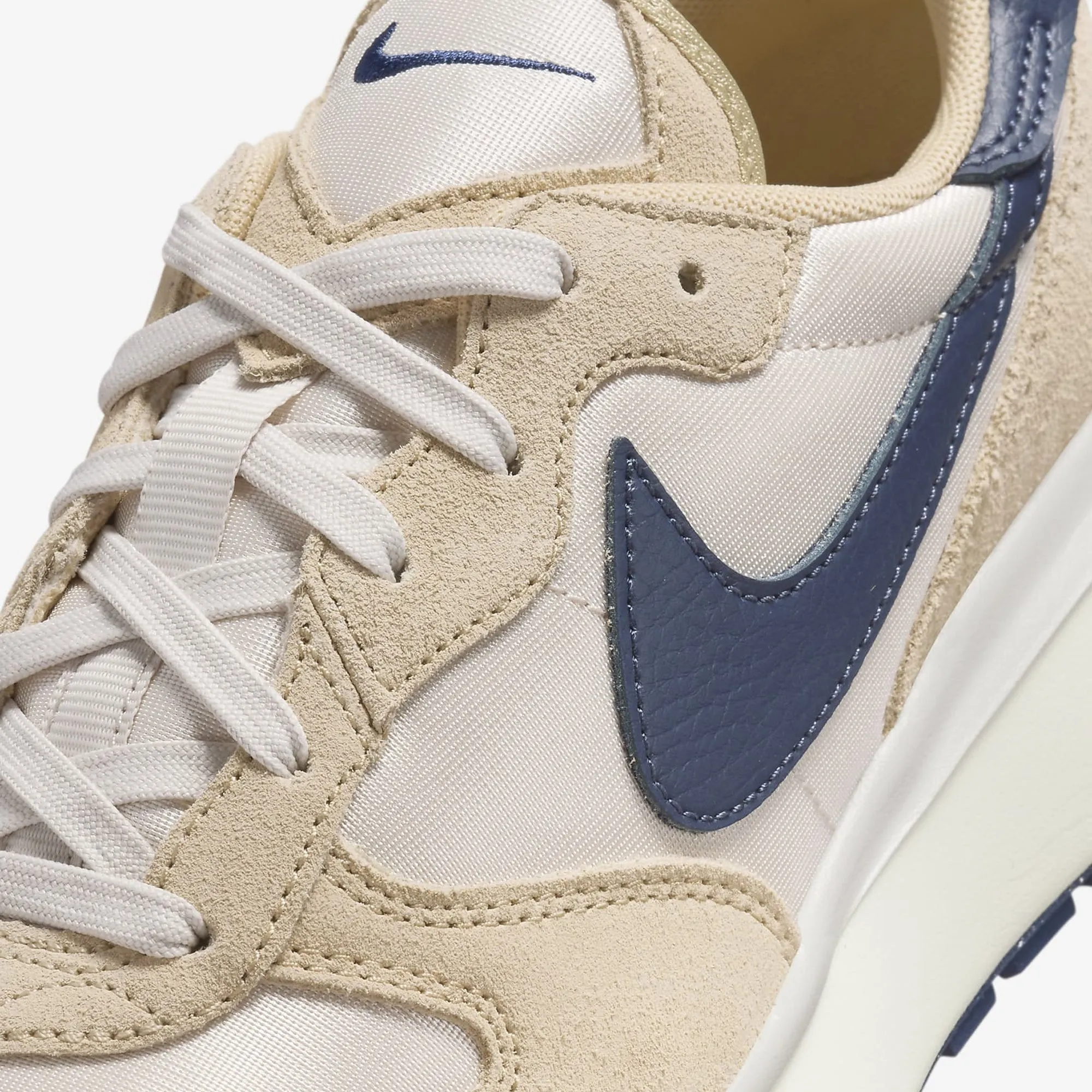 Nike | WMN'S PHOENIX WAFFLE  { LT OREWOOD BRN/MIDNIGHT NAVY-TEAM GOLD